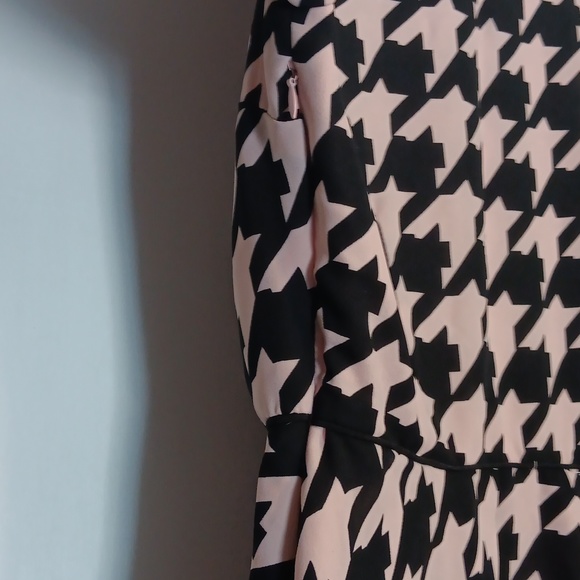 Women's Forever 21 Long Sleeve Houndstooth Pink & Black Dress, Size Small - Picture 4 of 7